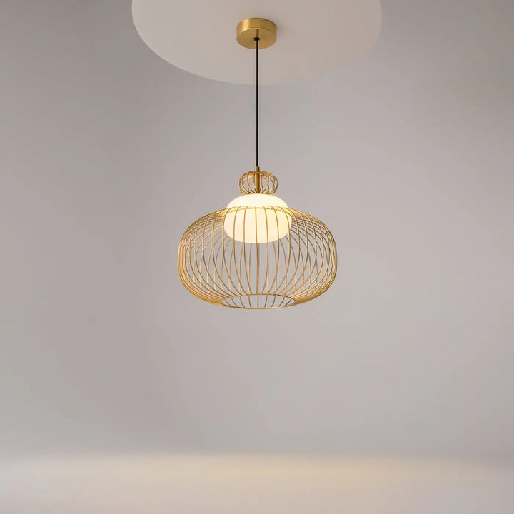 Suspension levitation cage dorée en fil métallique avec ampoule en verre dépoli éclairée disponible en trois tailles