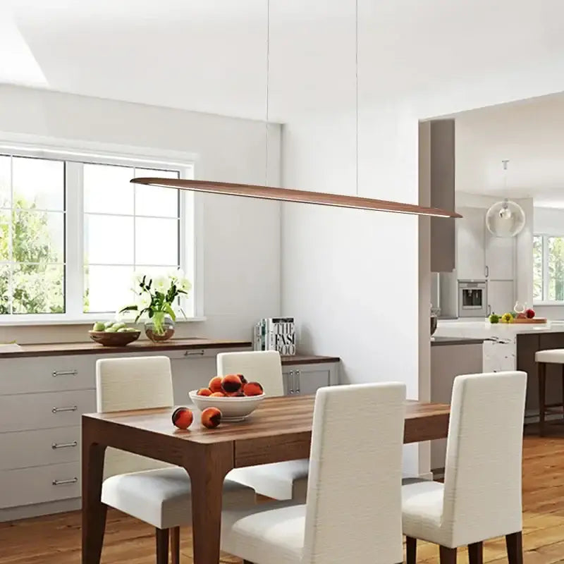 Suspension linéaire bois design pour salle à manger épurée

