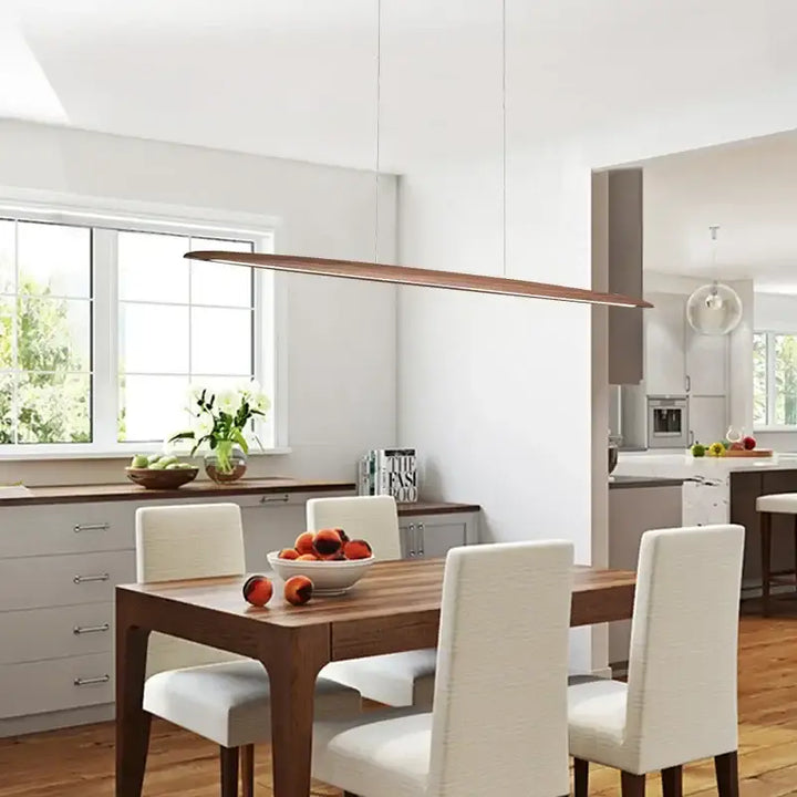 Suspension linéaire bois design pour salle à manger épurée


