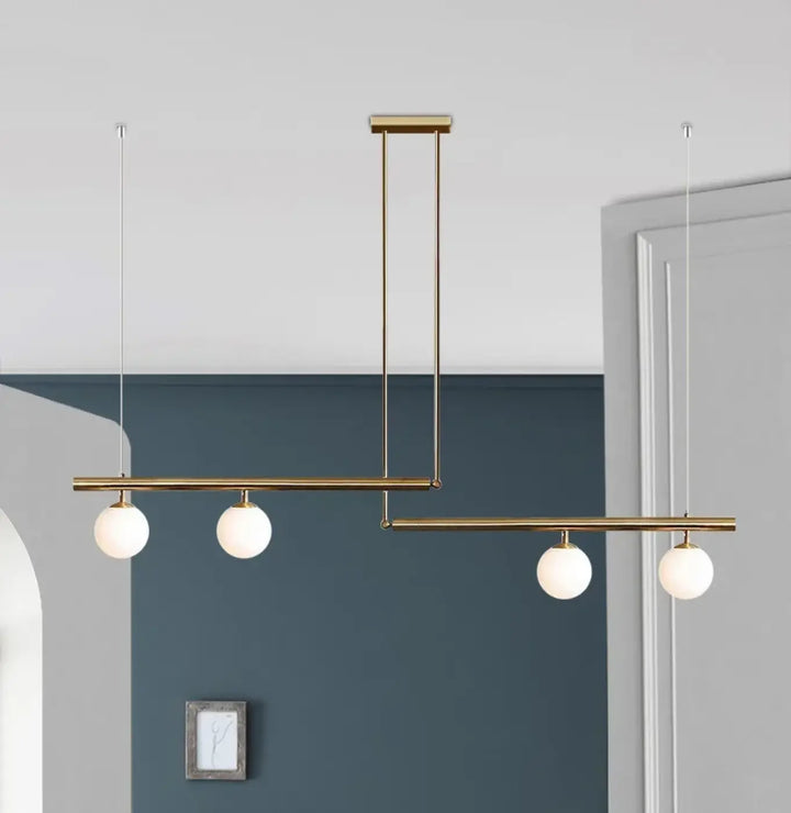 Suspension linéaire dorée avec globes en verre style moderne