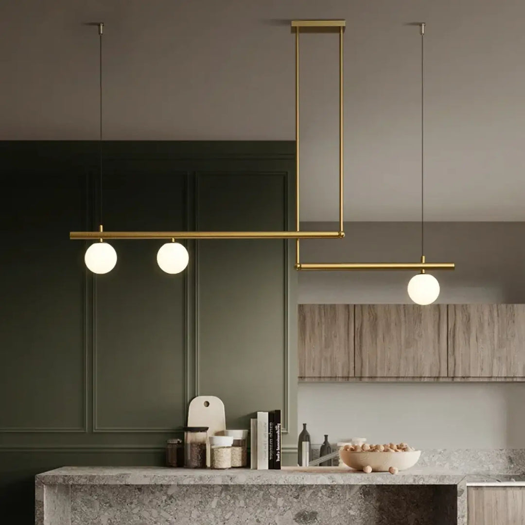 Suspension linéaire dorée avec globes en verre style moderne