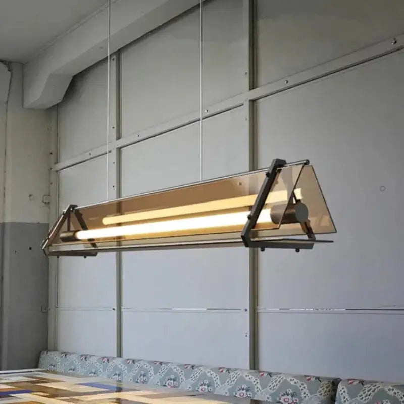 Suspension Longue Industrielle Avec Éclairage Intégré

