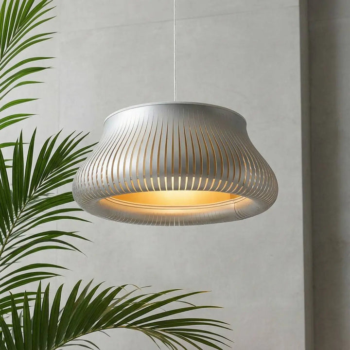 Suspension luminaire oblo argent avec design cannelé moderne et lumière intérieure dorée chaleureuse