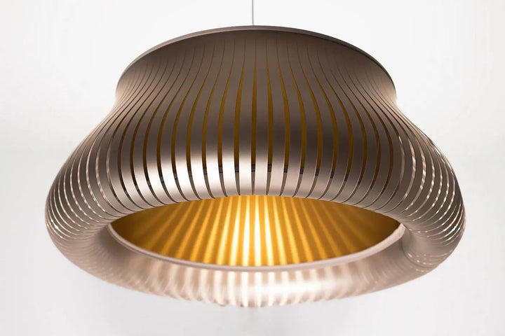 Suspension luminaire oblo en argent et doré avec panneaux nervurés concentriques en métal pour un éclairage élégant