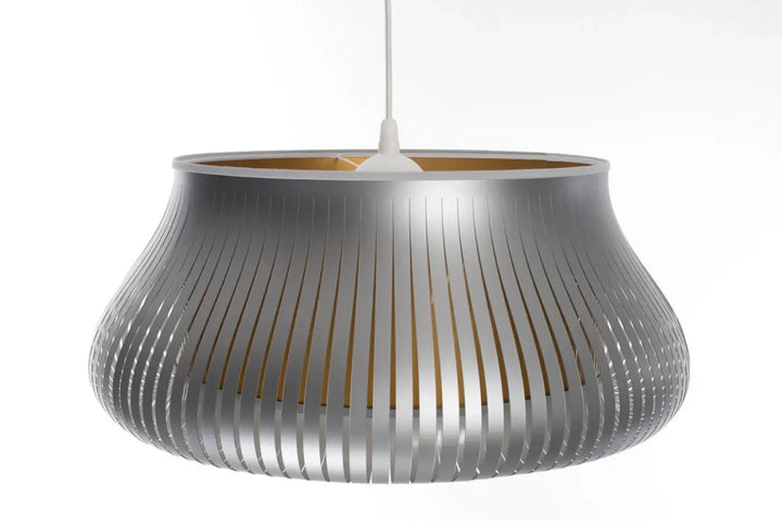 Suspension luminaire oblo argent avec intérieur doré subtil, lampe plissée moderne offrant un éclairage élégant