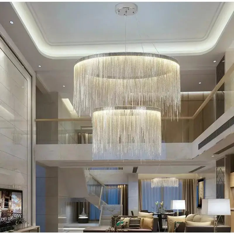 Suspension luminaire argentée à pampilles au design post moderne

