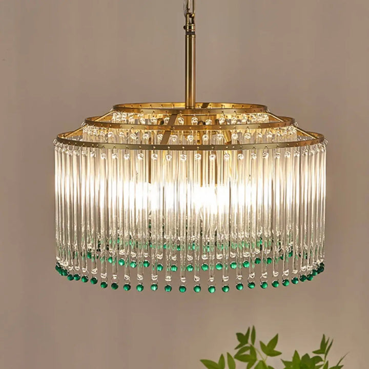 Suspension luminaire stalac avec cadre en laiton, tiges de verre transparentes en cascade et perles de cristal vertes
