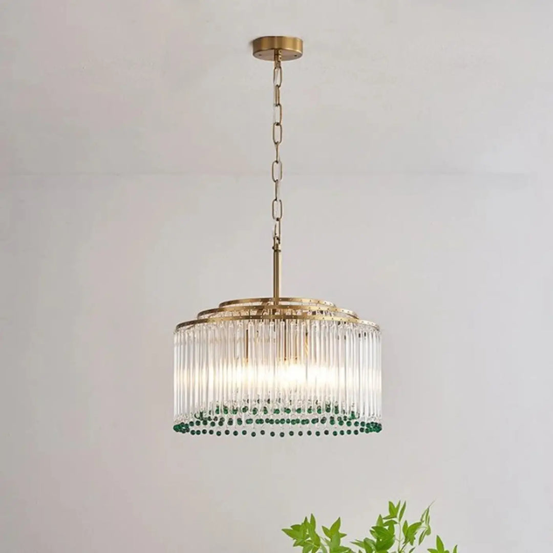 Suspension luminaire stalac avec cadre en métal finition laiton, chaîne de suspension, tiges de verre clair et perles vertes