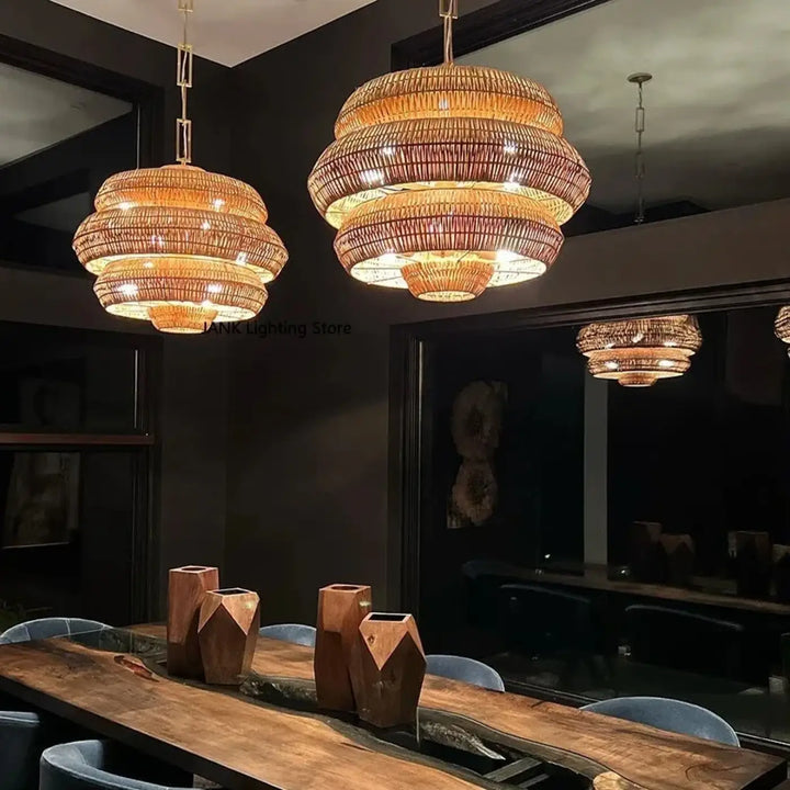 Suspension luminaire artisanale tiello en rotin tissé à formes superposées avec une teinte dorée naturelle chaleureuse