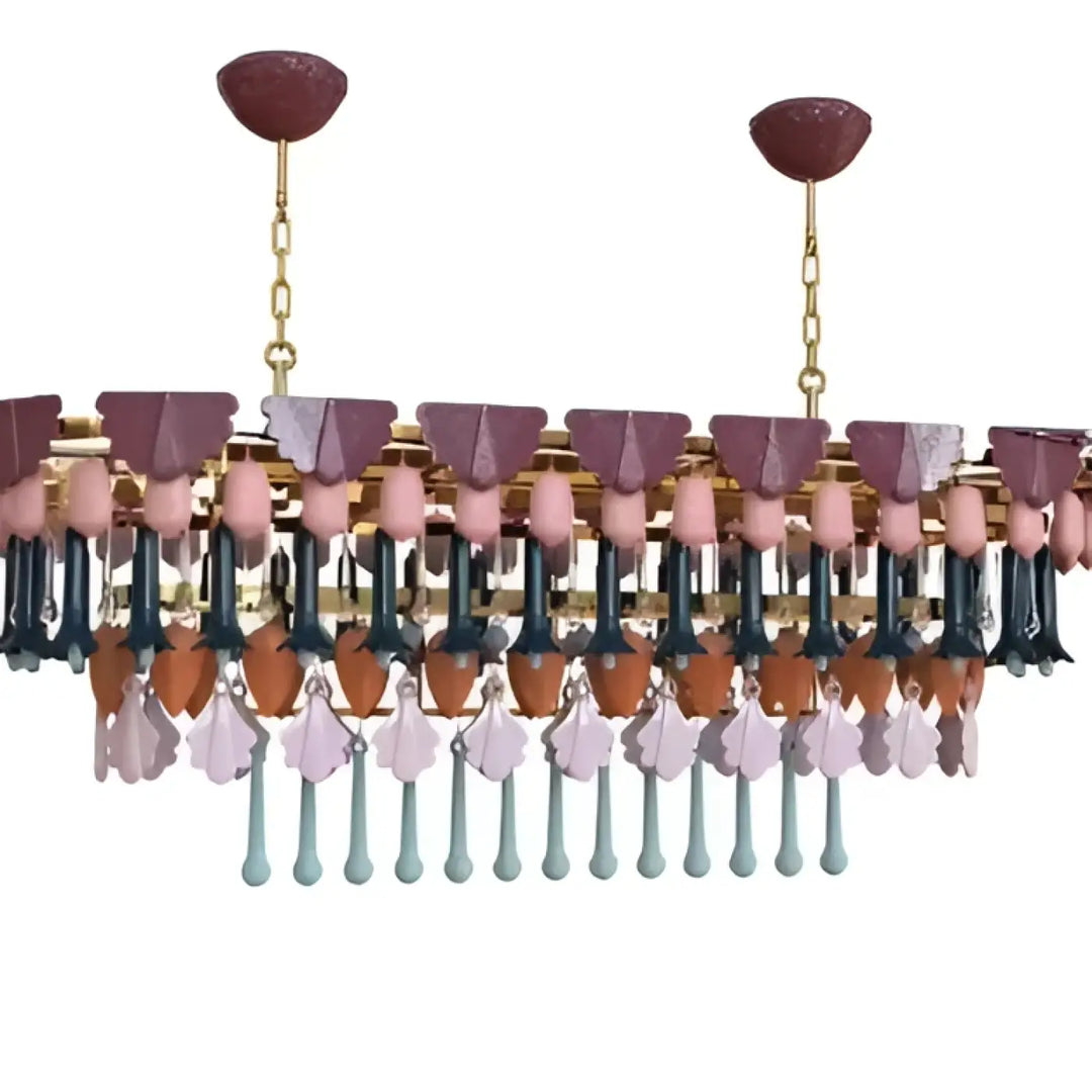 Suspension luminaire modora avec pampilles colorées mauve rose et teal en verre suspendues à des chaînes dorées esprit couture
