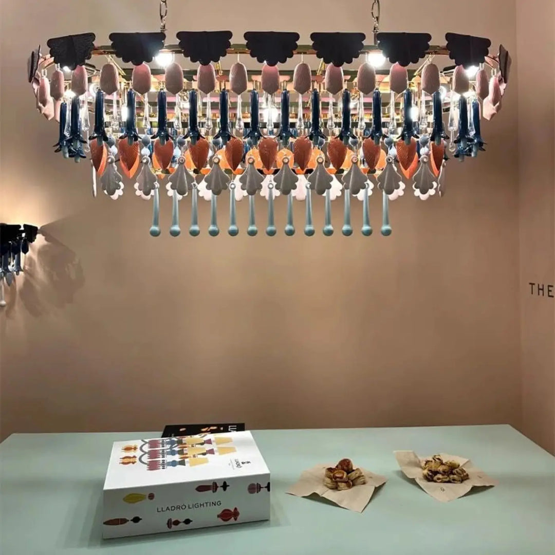 Suspension luminaire modora avec pampilles colorées rose orange bleu et blanc en verre translucide et opaque, esprit couture