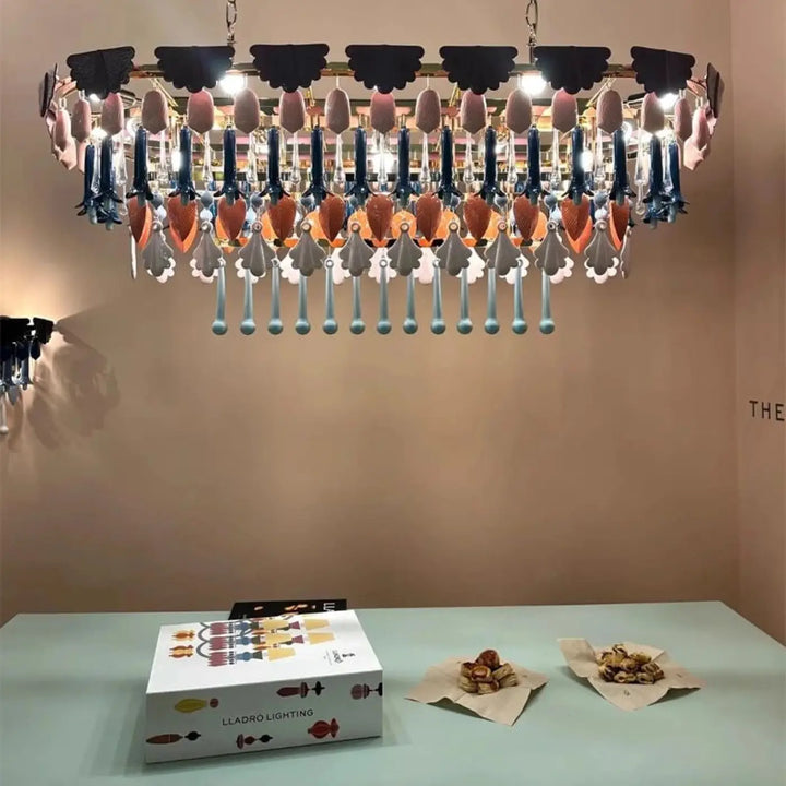 Suspension luminaire modora avec pampilles colorées rose orange bleu et blanc en verre translucide et opaque, esprit couture