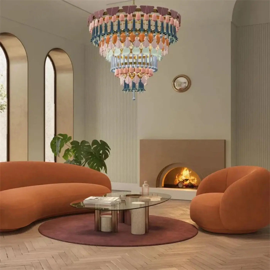 Suspension luminaire modora avec pampilles colorées pastel rose bleu menthe incarne l’esprit couture en verre