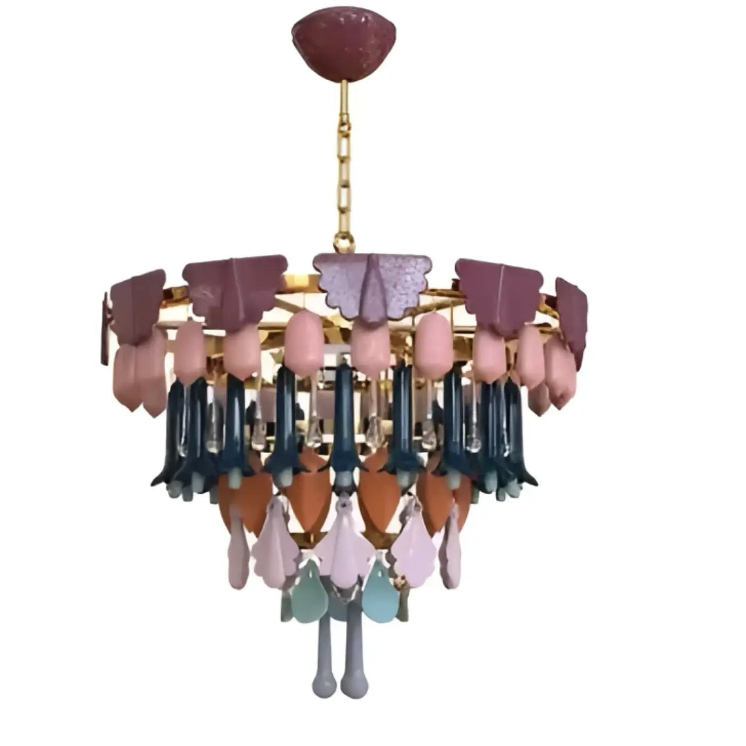 Suspension luminaire modora avec pampilles colorées rose et bleu sur une structure dorée l’esprit couture