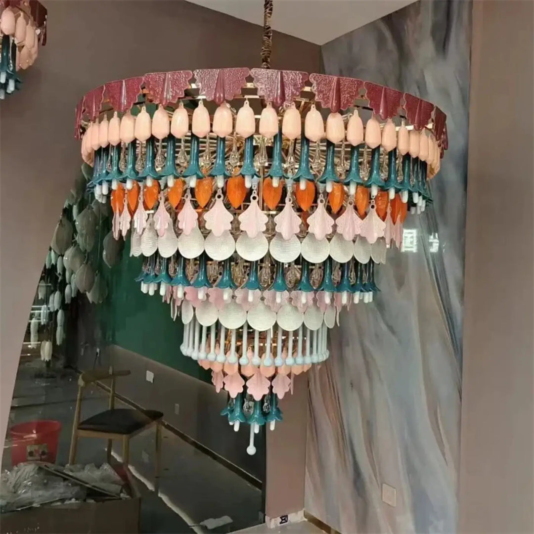 Suspension luminaire modora avec pampilles colorées en céramique pastel et accents métalliques l’esprit couture