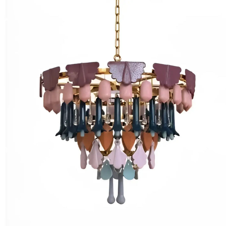 Suspension luminaire modora avec pampilles colorées en verre pastel rose mauve et teal en forme de papillons suspendues par chaîne dorée esprit couture