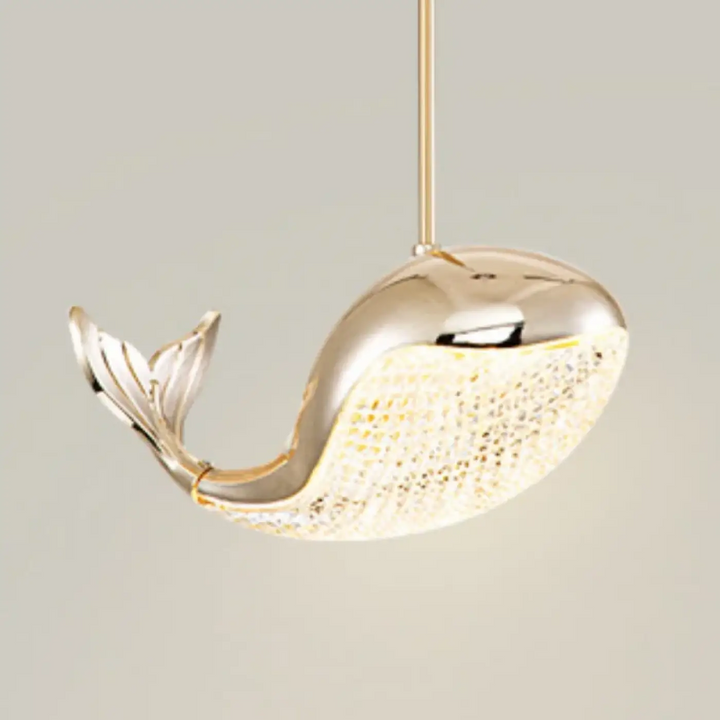 Suspension luminaire baleine aquara en métal doré poli avec corps éclairé et cristaux incrustés élégant et moderne