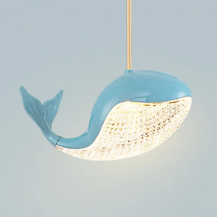 Suspension luminaire baleine bleu clair avec ventre texturé éclairé et détails dorés pour décoration moderne