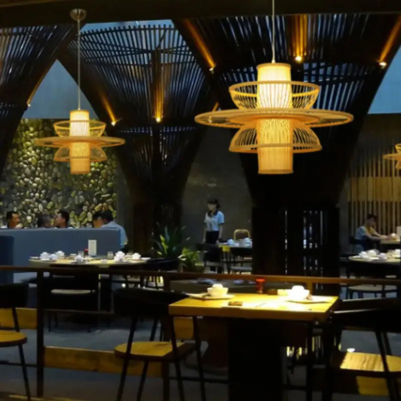 Suspension luminaire en bambou au design moderne et sculptural

