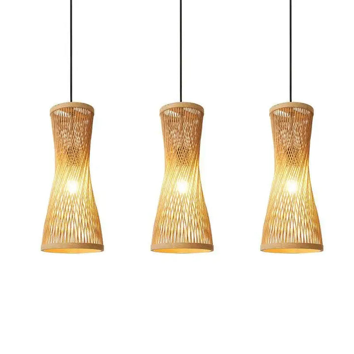 Suspension luminaire en bambou au forme élancée et ondulant

