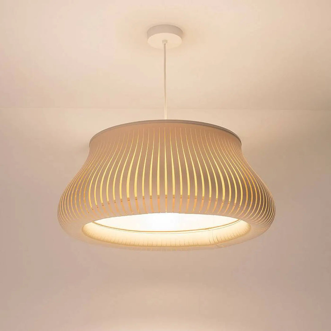 Suspension luminaire oblo beige avec lumière chaude, design élégant en lattes de bois naturel courbées