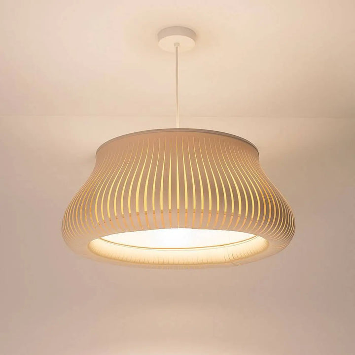 Suspension luminaire oblo beige avec lumière chaude, design élégant en lattes de bois naturel courbées