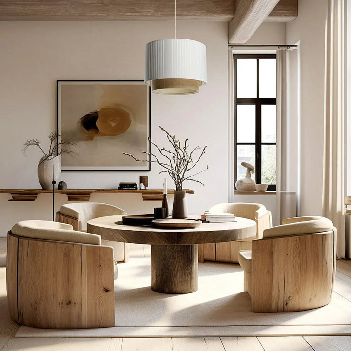 Table à manger ronde en bois avec socle épais texturé et finition en grain naturel sous suspension luminaire beige duo lami line