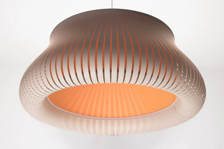 Suspension luminaire oblo blanc jaune en forme de nuage avec finition métallique dégradée et lumière intérieure orange chaude