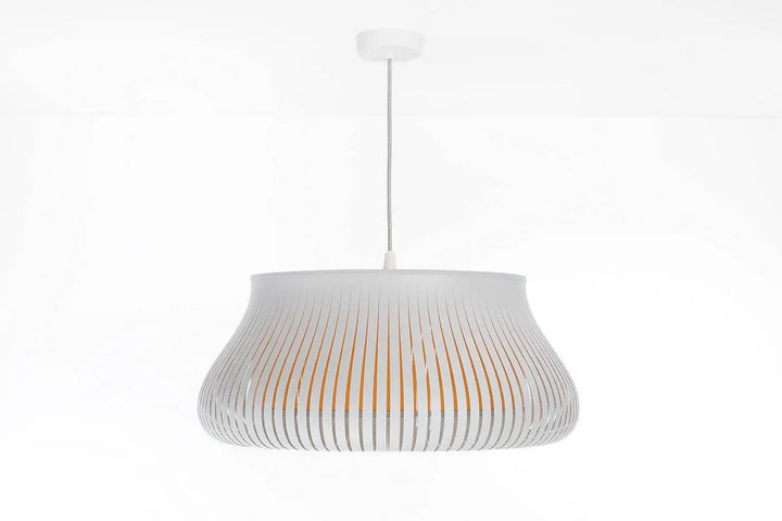 Suspension luminaire oblo blanc avec abat-jour cannelé filtrant une lumière ambre chaude et moderne