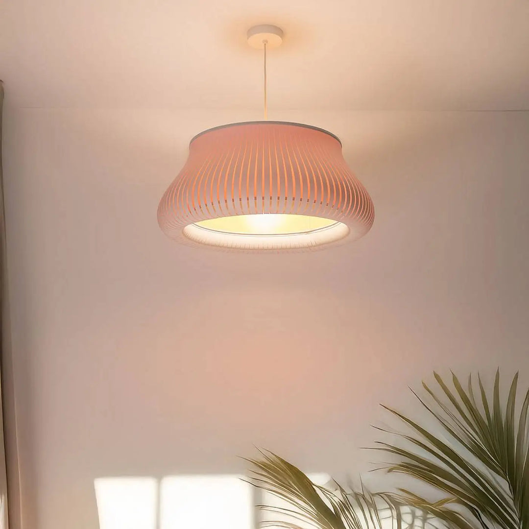 Suspension luminaire oblo blanc jaune en papier côtelé rose doux avec une lumière chaude et tamisée