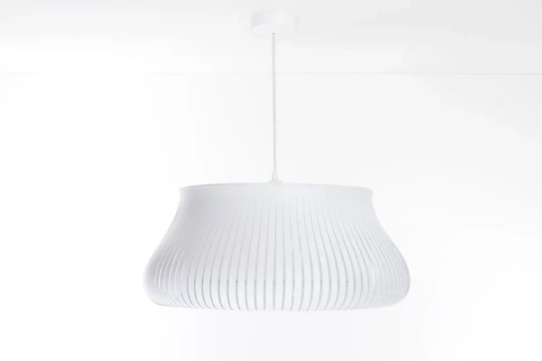 Suspension luminaire oblo blanc avec design cannelé et silhouette moderne offrant une lumière élégante