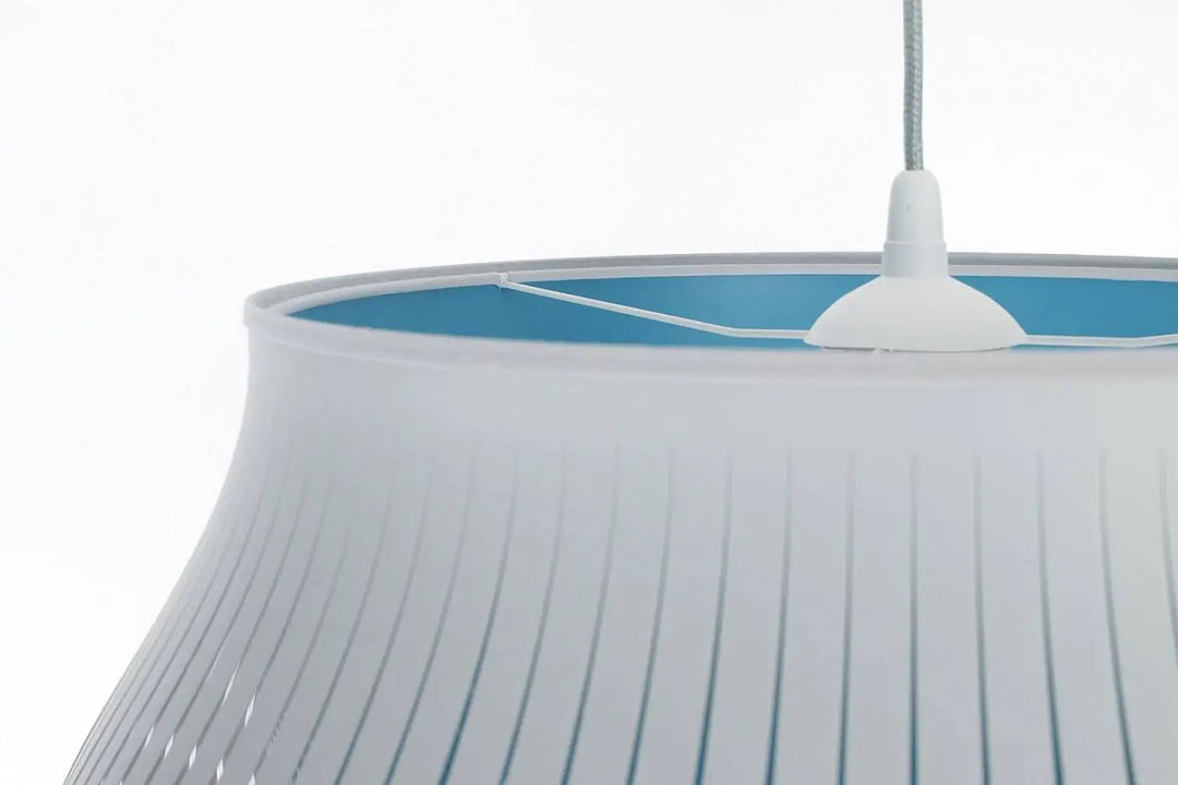 Suspension luminaire oblo blanc avec abat-jour plissé blanc et intérieur bleu clair pour un éclairage moderne
