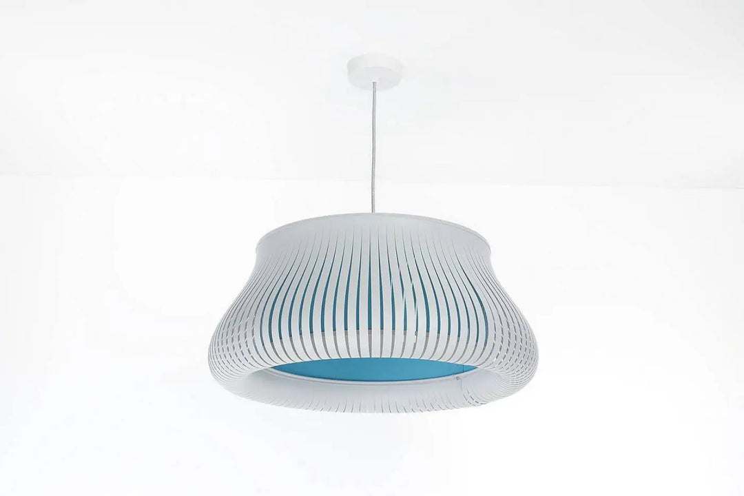Suspension luminaire oblo avec lumière moderne à abat-jour blanc nervuré et intérieur bleu clair vibrant