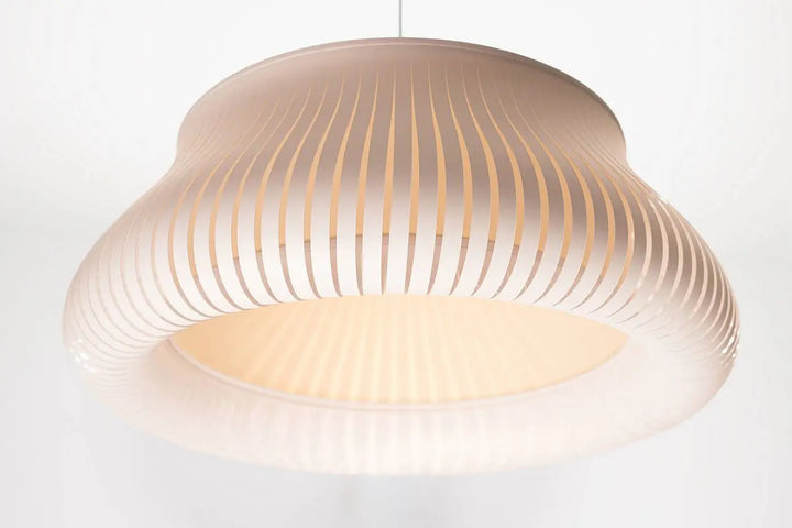 Suspension luminaire oblo blanc crème avec lumière douce, design sculpté côtelé en matériau translucide off-white