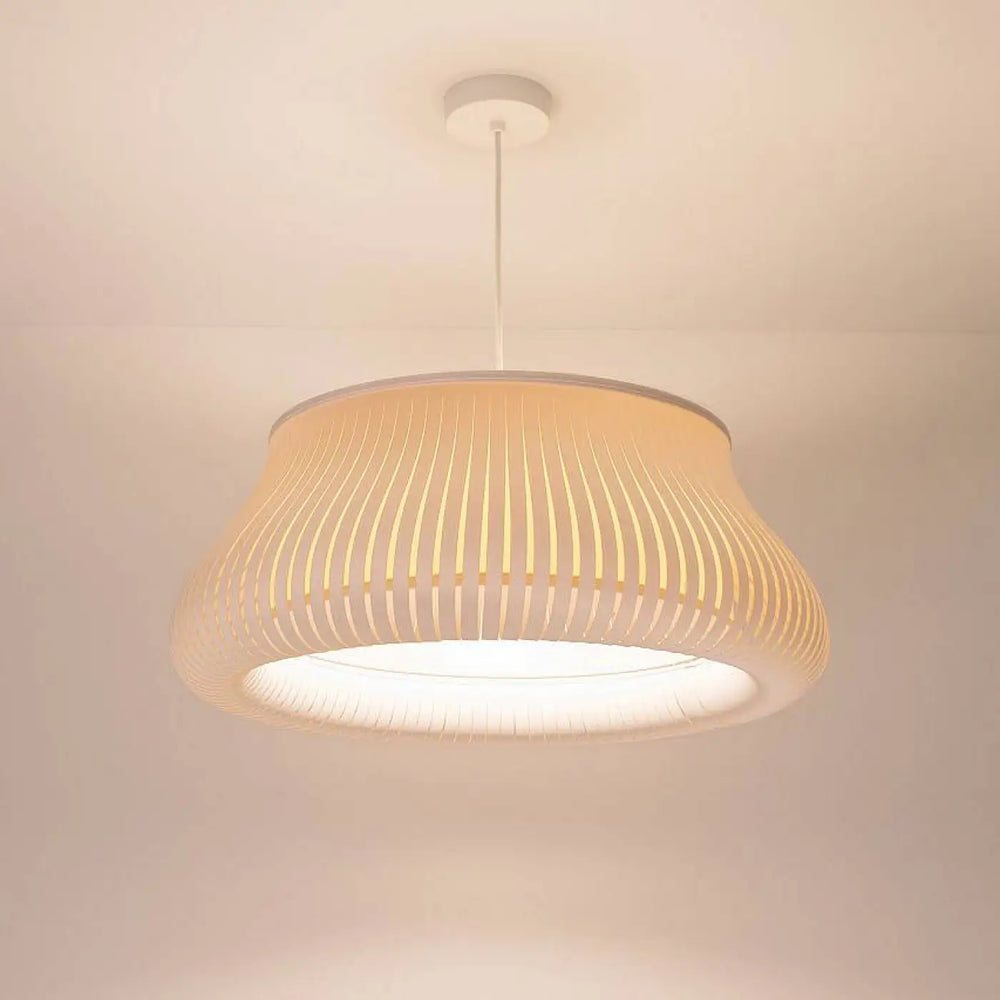 Suspension luminaire oblo blanc crème avec lumière diffuse chaude via un abat-jour translucide nervuré moderne
