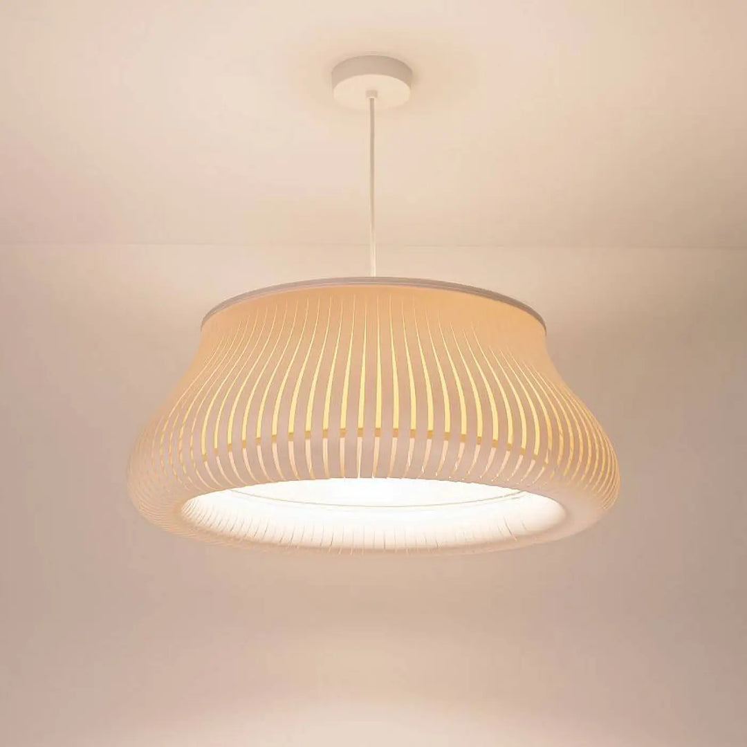 Suspension luminaire oblo blanc crème avec lumière diffuse chaude via un abat-jour translucide nervuré moderne