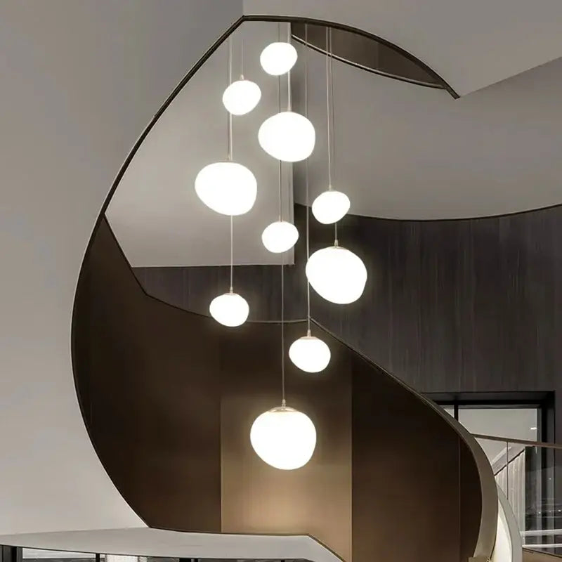 suspension luminaire blanche pour escalier sur plusieurs étages

