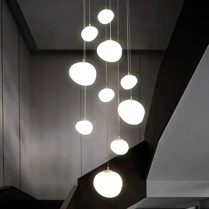 suspension luminaire blanche pour escalier sur plusieurs étages

