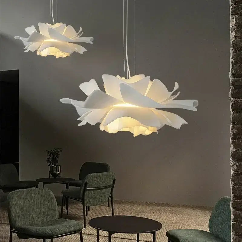 Suspension luminaire blanche en forme de fleur pour salon

