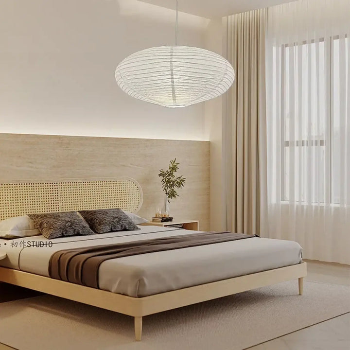 Suspension luminaire blanche de forme ovale au design minimaliste

