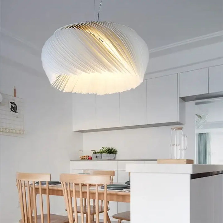 Suspension luminaire blanche plissée design moderne

