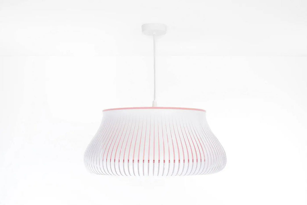 Suspension luminaire oblo blanc rose avec design cannelé et accents roses pour un éclairage moderne élégant