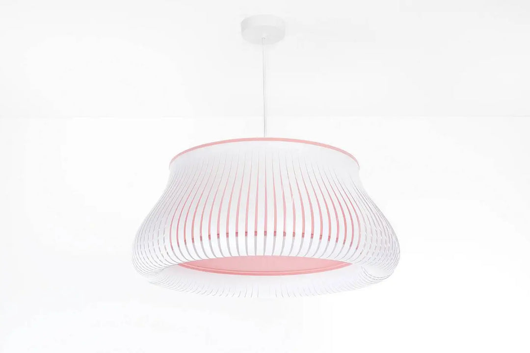 Suspension luminaire oblo avec abat-jour blanc cannelé et accents roses doux à la base et au bord pour lumière moderne