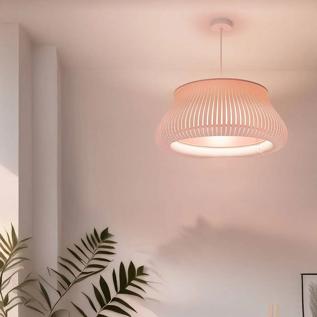 Suspension luminaire oblo blanc rose cylindrique avec lames verticales diffusant une lumière chaude et douce