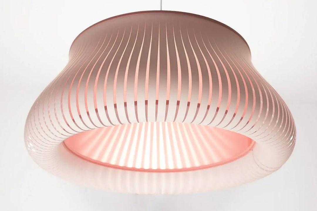 Suspension luminaire oblo en verre rose translucide avec un design nervuré en dôme pour un éclairage déco