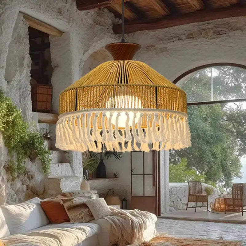 Suspension luminaire bohème en rotin naturel avec franges chic