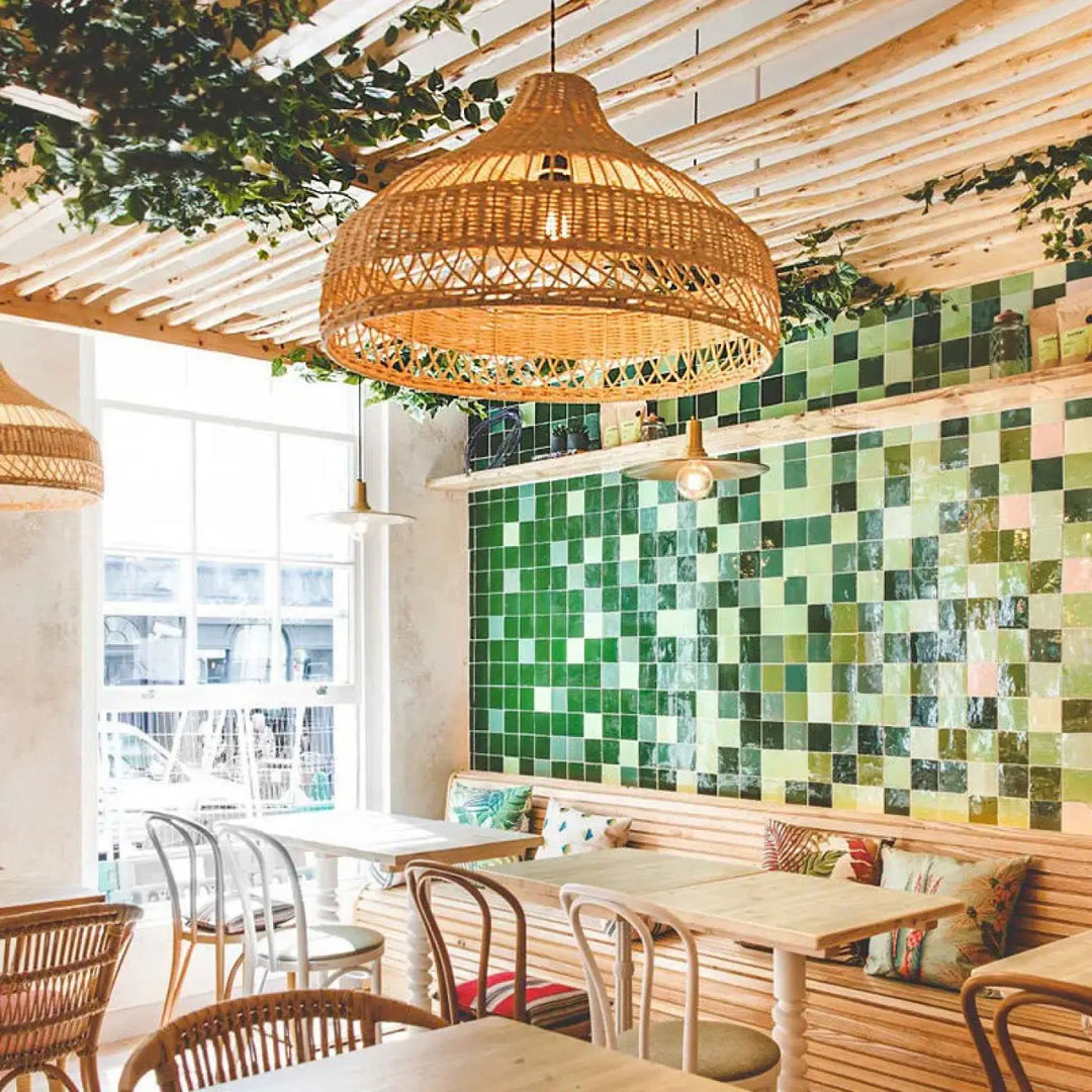 Grande suspension luminaire bohème en rotin tressé avec une douce lumière ambre chaleureuse
