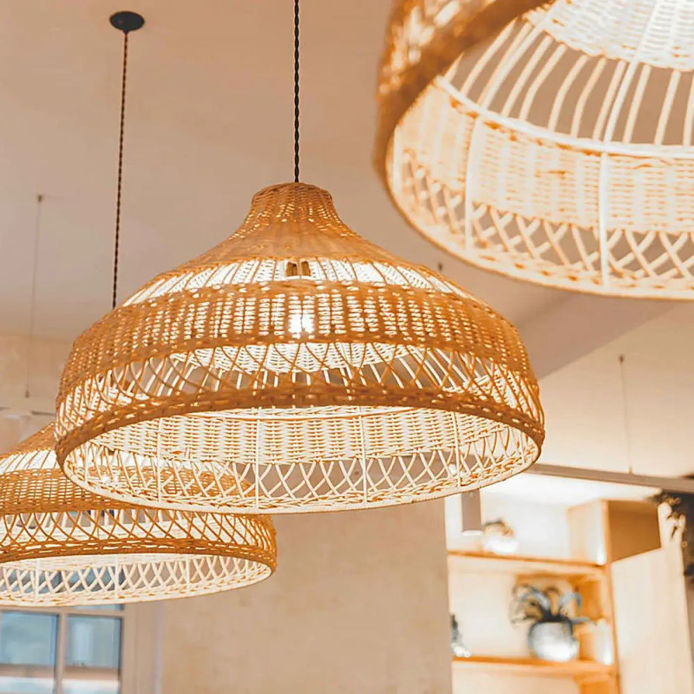 Suspension luminaire tresso en rotin naturel tressé avec motif géométrique et teinte brun doré chaleureux luminaire bohème