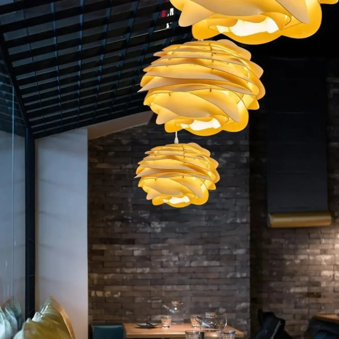 Suspension luminaire en bois en forme de rose au design floral