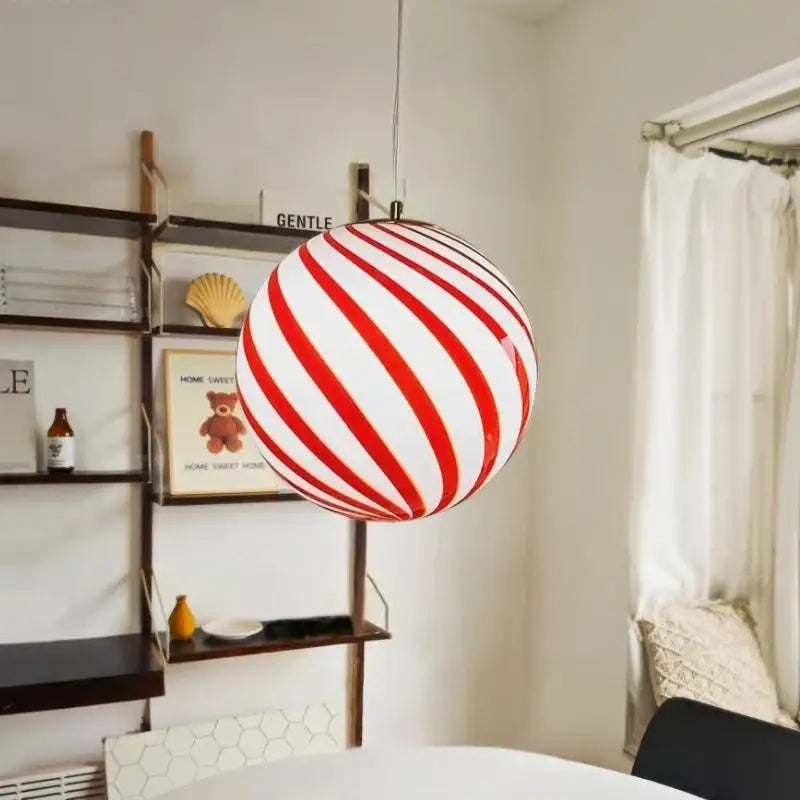 Suspension luminaire bonbon rayé disponible en rouge ou vert

